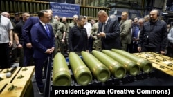 Президент Украины Владимир Зеленский во время посещения Скрантонского армейского завода боеприпасов, где производят составные части артиллерийских и минометных снарядов. США, Скрантон, 22 сентября 2024 года