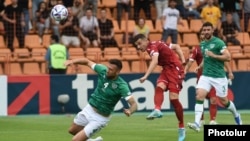 Հայաստանի ֆուտբոլի ազգային հավաքականի հարձակվող Էդուարդ Սպերցյանը գրավում է Իռլանդիայի ընտրանու դարպասը, Երևան, 4-ը հունիսի, 2022թ.