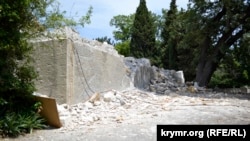 Руїни на місці колишнього Будинку Краснова XIX століття в Ялті, 8 червня 2022 року 