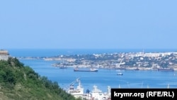 Балкер класу «річка – море» відходить від зернового терміналу в Доковій бухті Севастополя, 5 липня 2022 року