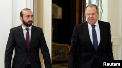Министр иностранных дел Армении Арарат Мирзоян (слева) и глава МИД РФ Сергей Лавров, Москва, 8 апреля 2022 г.