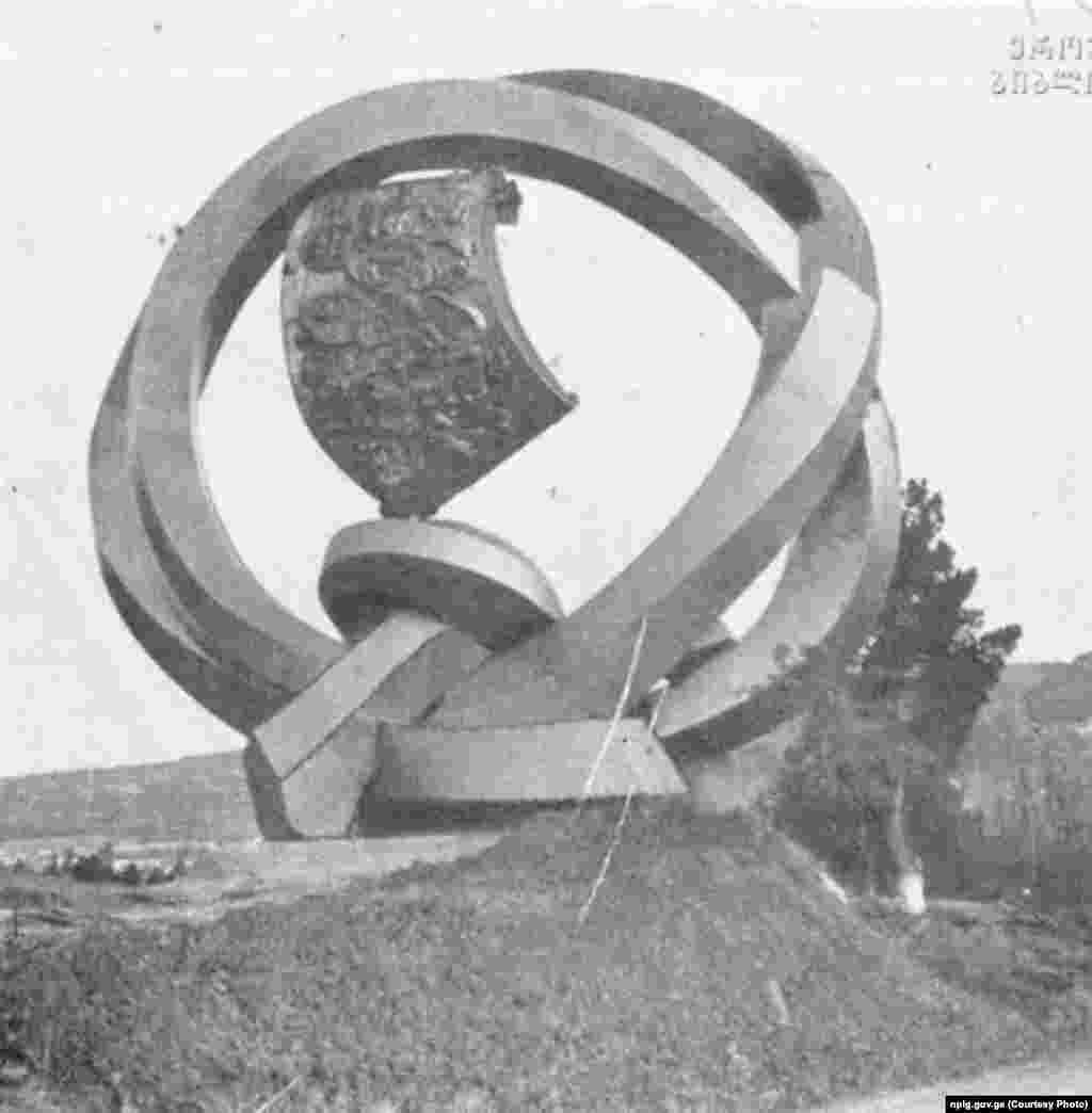 Изначально арт-объект был парным — вторую часть установили в Тбилиси, но в 1991 году ее взорвали по распоряжению первого президента Грузии Звиада Гамсахурдия.