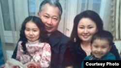 После того, как Курманбек Бакиев покинул Кыргызстан, выяснилось, что у него есть вторая жена, с которой они воспитывают двух детей.