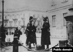 Французькі патрулі охороняють французьку зону Одеси, обмежену портом і Миколаївським бульваром. Зима 1918-1919 років