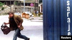 مردی غیر نظامی در تلاش برای عبور از «کوی تک‌تیراندازها» ۲۱ اوت ۱۹۹۵