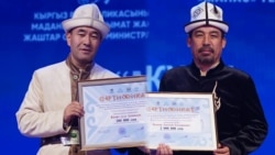 Манасчылар Асанаалы Калил уулу (солдо) жана Рысбай Исаков. Коллаж. 