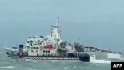 На цьому фото, зробленому та оприлюдненому береговою охороною Тайваню 1 квітня 2025 року, зображено корабель берегової охорони Тайваню (попереду) і корабель берегової охорони Китаю (позаду)