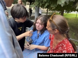 Манана Самхарадзе (в центре)