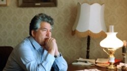 1985-жылдын 1-сентябры. Чыңгыз Айтматов (1928-2008) ордо шаардагы үйүндө ойлонуп отурат. Деги, ошол мүнөттө залкар жазуучуну кайсы көйгөй терең ойго салды экен? Балким, сөздүн гүлүн издеп жаткандыр?