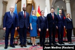 AB tış müessisesiniñ yolbaşçısı Kaya Kallas (soldan üçünci) ve G5+ memleketleriniñ Tış işler nazirleri martnıñ 31-nde Madridde