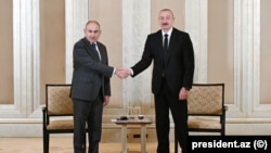 Премьер-министр Армении Никол Пашинян (слева) и президент Азербайджана Ильхам Алиев на переговорах в Абу-Даби 10 июля 2025 года