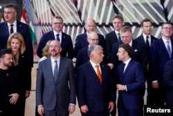 Віктор Орбан (в оранжевій краватці) разом з лідерами країн-членів ЄС стоять на сімейному фото в Європейському Союзі на саміті у Брюсселі, Бельгія, 17 жовтня 2024 року