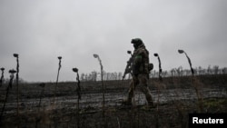 Член на Специјалниот баталјон на Националната полиција на Украина патролира на фронтовската линија во близина на Покровск, Донецк, 20 ноември 2025 година