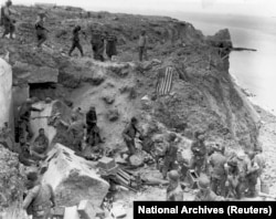 Прапор США лежить як маркер на зруйнованому бункері, захопленому рейнджерами армії США в Пуент-дю-Ок, 8 червня 1944 року