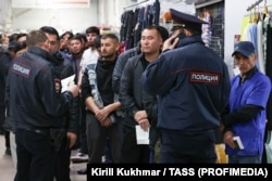 Россиядаги мигрантларнинг ҳужжатларни текшириш рейди. Новосибир, 2024 йил.