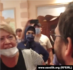 В мае этого года в дом Джахонгира Атаджанова в Ташкенте ворвалась группа неизвестных женщин, которая устроила скандал в доме бывшего певца и закидала его дом яйцами.