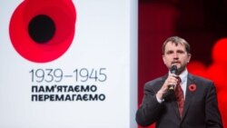 Тодішній голова Українського інституту національної пам'яті Володимир В’ятрович під час презентації проекту «Маки пам'яті», приуроченого до 70-ї річниці перемоги над нацизмом. Київ, 7 квітня 2015 року