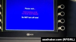 Türkmenistanyň bank kartasy boýunça operasiýany amala aşyrýan bankomat (illýustrasiýa) 