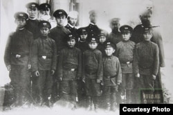 Пржевальскдеги (азыркы Каракол) интернаттын мугалимдери жана окуучулары. 1906-жыл.