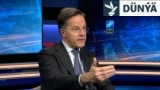NATO-nyň Baş sekretary Mark Rutte 24-nji noýabrda harby bileleşigiň Brýusseldäki ştab-kwartirasynda beren interwýusynda çykyş edýär.