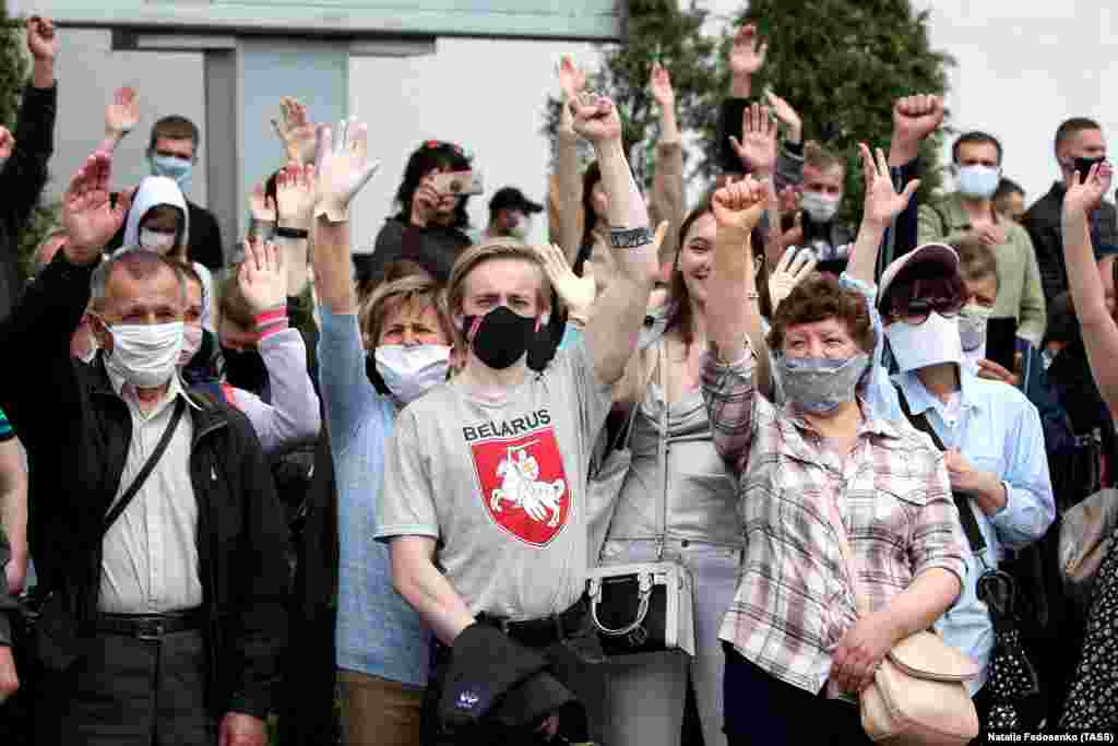 Люди з масками на обличчях відвідують акцію біля ринку &laquo;Комаровка&raquo; в Мінську 7 червня. Мітинг організували активісти для збору підписів на підтримку опозиційних кандидатів на президентських виборах &nbsp; &nbsp;