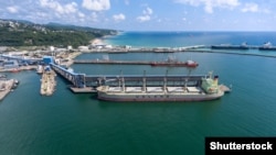 Судно стоит у нефтеналивного терминала в российском черноморском порту, фото иллюстративное 