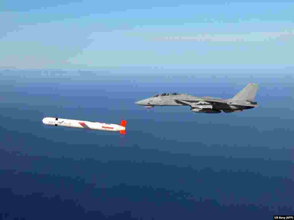 «Томагавк» летить поруч із F-14 ВМС США над південною Каліфорнією в 2002 році.Київ неодноразово закликав отримати доступ до американських ракет великої дальності. У 2024 році президент України Володимир Зеленський натякнув, що Київ просив «Томагавки». За повідомленнями, тодішній керманич Білого дому назвав цей запит «абсолютно нездійсненним»