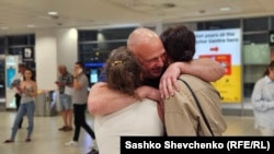 Владислав Єсипенко, журналіст Крим.Реалії (Радіо Свобода), прибув до Праги після звільнення з російського ув'язнення в Криму. Прага, 22 червня 2025 року