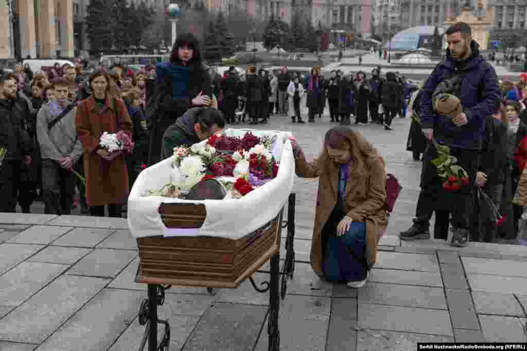 Прощання із фотографом і військовим Костянтином Гузенком на майдані Незалежності у Києві, 7 листопада 2025 року