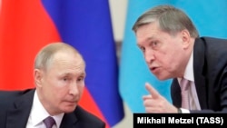 Юрый Ушакоў з Уладзімірам Пуціным. Архіўнае фота