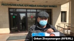 Казакстан. Нур-Султан шаары.  Алматанын тургуну Женис Заркан Кытайда калып кеткен үй-бүлөсүн кайтарууну суранып,  Нурсултан Назарбаевге кайрылды.  