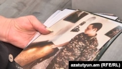 Արմինե Ներսիսյանը ցույց է տալիս որդու լուսանկարները