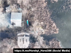 Сброс снаряда на группу 126-й ОБрБО РФ, остров Круглик, 30 января 2023 года. Скриншот с видео разведывательной ударной группы «ГОРА»