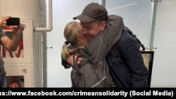 Крымский мусульманин Александр Сизиков обнимает мать в аэропорту Сочи после освобождения из российского заключения, 28 мая 2025 года