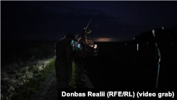 Військовослужбовці вдивляються у планшет та готуються зустрічати російські безпілотники