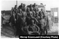 Віктор Єленський (сидить в центрі, в окулярах) та його побратими-ліквідатори з 731-го батальйону,