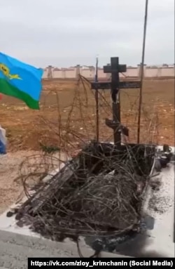 Спалена могила Володимира Цигонія в Євпаторії, 12 лютого 2023 року