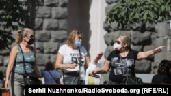 23% вважають карантинні заходи надто м’якими, а 18% – надто жорсткими