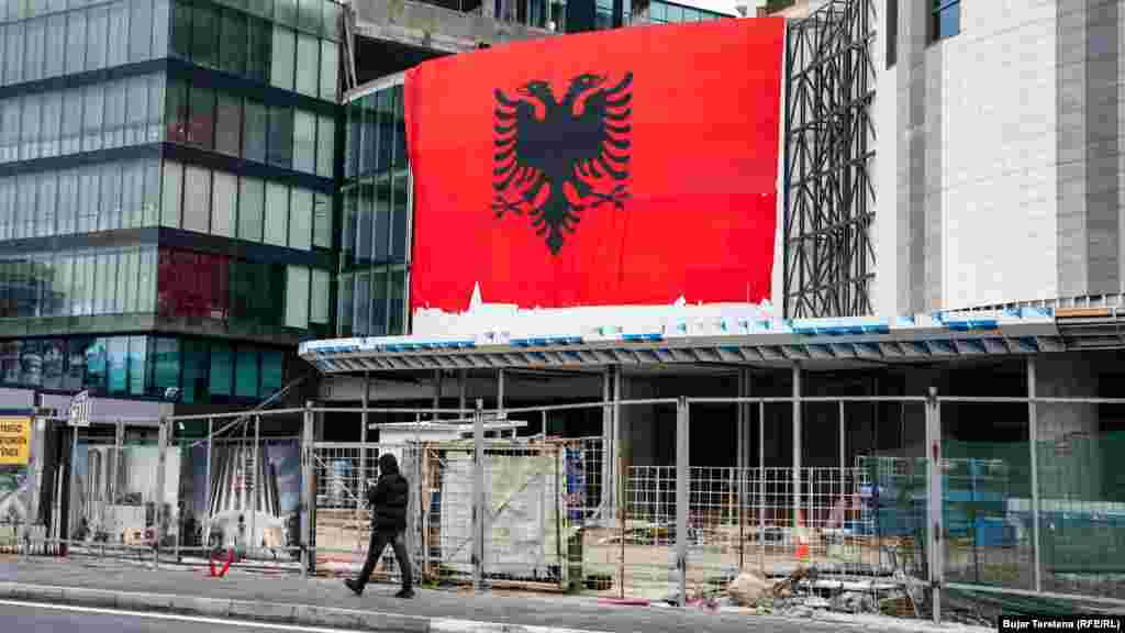 Një flamur i madh i Shqipërisë i vendosur në një ndërtesë në Prishtinë. 