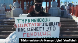 Mällik Allamyradow ýeke adamlyk piket geçirýär.