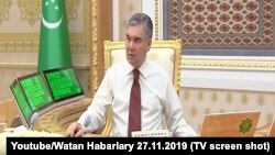Президент Туркменистана Гурбангулы Бердымухамедов проводит заседание с членами правительства по цифровой видео связи.