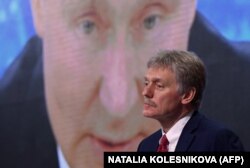 Спикер Кремля Дмитрий Песков во время пресс-конференции президента России Владимира Путина. Москва, 17 декабря 2020 года