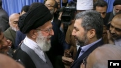 Верховний лидер Ирана Аятолла Хоманеи после конференции «Исламское единство» принял Мухиддина Кабири. Тегеран, 29 декабря 2015 года