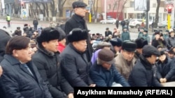 Мұхтар Шаханов (сол жақта) 1986 жылғы Желтоқсан оқиғасы құрбандары құрметіне тұрғызылған "Тәуелсіздік таңы" ескерткіші жанындағы еске алу шарасында. Алматы, 17 желтоқсан 2016 жыл.