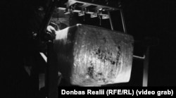 Наземна група дрона «Кажан» прикріплює до БПЛА велику посилку для української піхоти