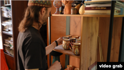 Рустем перевіряє готові вироби