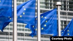 Посадовець ЄС, близький до переговорів, заявив, що документ Єврокомісії з варіантами дій ще не готовий, але існує лише два реалістичних способи забезпечити 130-140 мільярдів євро 