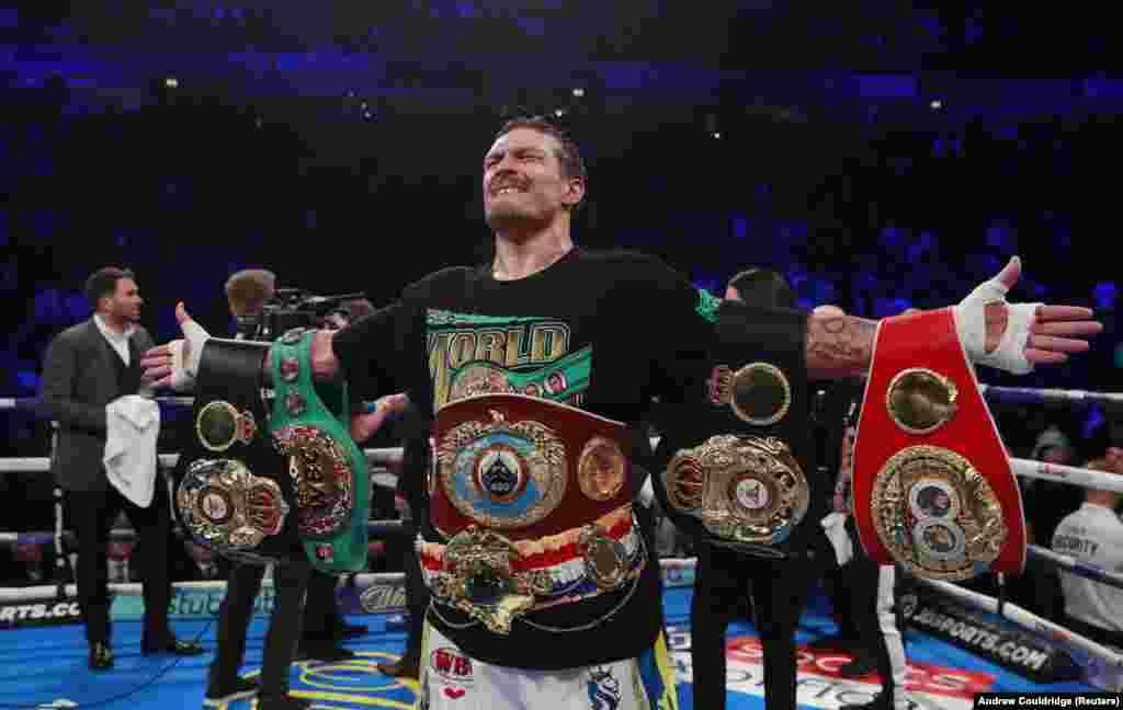 Олександр Усик святкує перемогу над чемпіоном світу в першій важкій вазі в листопаді 2018 року.Усик перейшов на професійний ринг у 2013 році, а це означало, що він міг битися за грошові винагороди. Незабаром він очистив дивізіони в крузервейті (90,7 кілограма). Колишній суперник так описував складність боротьби з українцем: «Він багато рухається і він дуже підтягнутий». Витривалість українця дозволяла йому постійно нарощувати темп в останніх раундах бою, коли його суперники починали в'янути