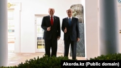 Дональд Трамп (ліворуч) і Касим-Жомарт Токаєв у Білому домі, 6 листопада 2025 року