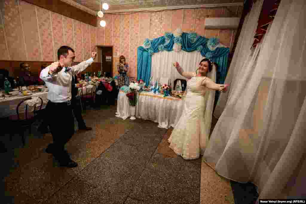 Наступает кульминационный момент свадьбы &ndash; танец жениха и невесты, который называется &laquo;Агъыр ава ве Хайтарма&raquo; (Медленный танец и Хайтарма)